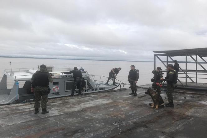 Na manhã desta quarta-feira (17), cerca de 300 quilos de pirarucu e mais de uma tonelada e meia de outras espécies de pescado sem procedência e nota fiscal, além de diversos produtos de origem chinesa, como equipamentos eletrônicos, foram apreendidos no furo do Carnapijó, próximo ao município de Barcarena, na região do Baixo Tocantins, por quase 15 policiais. A embarcação que transportava a carga foi conduzida até um porto, em Belém.

FOTO: ASCOM / SEGUP
DATA: 17.04.2019
BELÉM - PARÁ <div class='credito_fotos'>Foto: ASCOM / SEGUP   |   <a href='/midias/2019/originais/10fdbf26-2055-4880-9c1f-ee4f636d70dd.jpg' download><i class='fa-solid fa-download'></i> Download</a></div>