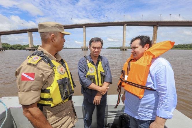 Acompanhado por secretários de Estado, deputados e técnicos da Secretaria de Estado de Trasportes (Detran), do Conselho Regional de Engenharia (Crea-PA) e do Corpo de Bombeiros, o governador Helder Barbalho vistoriou, na manhã deste sábado (26), a ponte Rio Moju, localizada no quilômetro 48 da Alça Viária. A estrutura, que é a segunda no sentido de quem vai de Moju para Belém, apresenta problemas de corrosão e de desgaste em pilares e estacas, além de uma dilatação um pouco maior do que o habitual entre dois blocos de concreto que compõem as pistas de rolamento. A situação tem preocupado moradores da área e usuários da ponte.

FOTO: MARCO SANTOS / AGÊNCIA PARÁ
BELÉM - PARÁ
DATA; 26.01.2019 <div class='credito_fotos'>Foto: Marco Santos / Ag. Pará   |   <a href='/midias/2019/originais/116bc5d7-cd4c-4bff-91ae-eaa927946255.jpg' download><i class='fa-solid fa-download'></i> Download</a></div>
