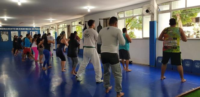 Um grupo de mais de 40 agentes penitenciários da Superintendência do Sistema Penitenciário do Estado (Susipe) participou, nesta quarta-feira (3), de uma oficina de defesa pessoal “Krav Maga”. A iniciativa é da Coordenadoria de Assistência e Valorização do Servidor (Cavs), com o objetivo de preparar os servidores para situações de crises nas unidades penais.
FOTO: ASCOM / SUSIPE
DATA: 03.04.2019
BELÉM - PARÁ <div class='credito_fotos'>Foto: ASCOM SUSIPE   |   <a href='/midias/2019/originais/117b246a-8686-4d38-bcc7-68ae322754d8.jpg' download><i class='fa-solid fa-download'></i> Download</a></div>