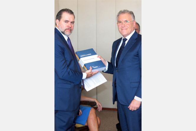 O secretário de Estado da Saúde do Pará e presidente do Conselho Nacional de Secretários de Saúde (Conass), Alberto Beltrame, entregou, nesta quinta-feira (11), ao presidente do Supremo Tribunal Federal, ministro Dias Toffoli, documento com o posicionamento dos gestores estaduais de saúde acerca do julgamento de Recursos Extraordinários referentes a medicamentos de alto custo, solidariedade entre os entes, e medicamentos sem registro na Anvisa. Também estava na pauta a proposta de súmula vinculante (conjunto de decisões de um Tribunal Superior relativas a casos que tratam de temas parecidos e que são julgados de maneira semelhante), relativa ao bloqueio judicial de valores.

FOTO: Carlos Moura e Nelson Jr/ SCO/STF
DATA: 09.05.2019
BRASÍLIA - DF <div class='credito_fotos'>Foto: Carlos Moura e Nelson Jr/ SCO/STF   |   <a href='/midias/2019/originais/11af9330-47f5-4a83-96e8-165231989406.jpg' download><i class='fa-solid fa-download'></i> Download</a></div>