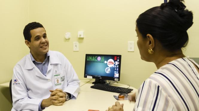 A Unidade de Alta Complexidade em Oncologia Dr. Vítor Moutinho - Unacon Tucuruí - aderiu à campanha “Março Lilás por todo o Pará”, que a Secretaria de Estado de Saúde Pública (Sespa) lançou para atuar no combate a principal causa de morte por câncer de mulheres no Pará. Na unidade, a ação estratégica vai até o dia 28, com vasta programação  que inclui a oferta de exame preventivo, teste rápido me Sífilis e HIV, entre outros serviços.

FOTO: DIVULGAÇÃO
DATA: 17.03.2019
TUCURUÍ - PA <div class='credito_fotos'>Foto: Divulgação   |   <a href='/midias/2019/originais/11c038f3-c44e-46c0-9ddf-9d35a99451b5.jpg' download><i class='fa-solid fa-download'></i> Download</a></div>