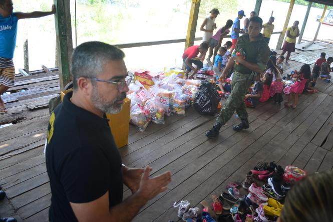 Alimentos não perecíveis, roupas, calçados, brinquedos e livros foram entregues a moradores ribeirinhos pela Secretaria de Estado de Segurança Pública e Defesa Social (Segup), por meio do Grupamento Fluvial (Gflu), e apoio do movimento de voluntários denominado Grupo de Coração. A entrega aconteceu na manhã desta sexta-feira, 4, partindo da sede do Grupamento até a ilha Urubuoca, localizada na frente do Distrito de Icoaraci. Cerca de 25 famílias se beneficiaram com a ação. Todas elas possuem crianças ou jovens inseridos no projeto social Ribeirinho da Paz, promovido há oito anos pelo Gflu em parceria com a Companhia Fluvial. Na foto, o diretor do Gflu, Dilermando Dantas.

FOTO: ELIELSON MODESTO / ASCOM SEGUP
DATA: 04.01.2019
ICOARACI - PARÁ <div class='credito_fotos'>Foto: Elielson Modesto / Ascom Segup   |   <a href='/midias/2019/originais/11c0a92d-0b60-42de-94d3-0f035f25618a.jpg' download><i class='fa-solid fa-download'></i> Download</a></div>