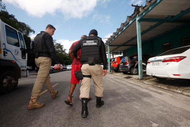 Dez detentos de alta periculosidade foram remanejados do sistema carcerário paraense para o presídio federal de Catanduvas, no Paraná, na tarde desta quinta (25). O trabalho fez parte da Operação Êxodo, da Superintendência do Sistema Penitenciário do Estado (Susipe), que, ao todo, nesta etapa, já transferiu 13 presidiários para casas de detenção de segurança máxima.

FOTO: FERNANDO ARAÚJO / AGÊNCIA PARÁ
DATA: 25.04.2019
BELÉM - PARÁ <div class='credito_fotos'>Foto: Fernando Araújo/Ag. Pará   |   <a href='/midias/2019/originais/11c8ecc5-67d4-4708-b93d-f790c7aa720a.jpg' download><i class='fa-solid fa-download'></i> Download</a></div>