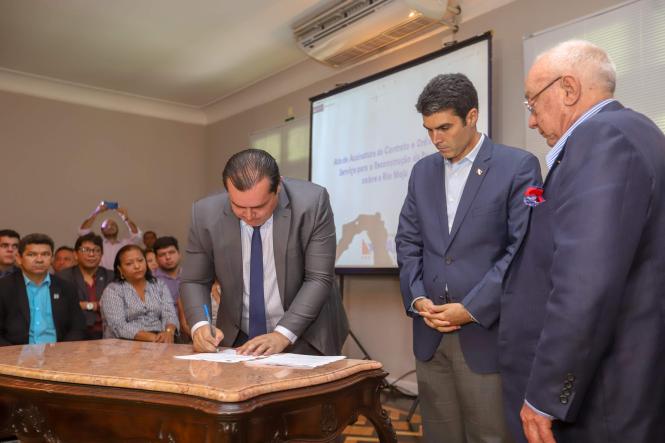 As obras de construção da nova ponte sobre o rio Moju iniciam em cinco dias. O anúncio foi feito pelo governador Helder Barbalho e pelo vice, Lúcio Vale, na manhã desta quarta-feira (17), durante coletiva de imprensa realizada no Palácio do Governo. Na ocasião, foi assinado o contrato com a empresa vencedora do processo emergencial aberto na última semana, com o objetivo de acelerar a execução de obras e serviços na região afetada pelo acidente ocorrido no dia 6 de abril, quando uma embarcação colidiu com a estrutura, que desabou.

FOTO: MARCO SANTOS / AGÊNCIA PARÁ
DATA: 17.04.2019
BELÉM - PA  <div class='credito_fotos'>Foto: Marco Santos / Ag. Pará   |   <a href='/midias/2019/originais/120154c8-4857-49ce-b8ba-095cfcc2694a.jpg' download><i class='fa-solid fa-download'></i> Download</a></div>