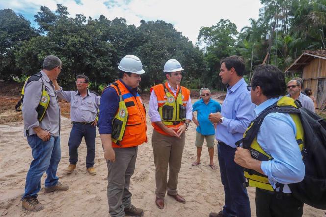 Cinco dias após a queda de parte da ponte do Rio Moju, na Alça Viária (Região Metropolitana de Belém), o governador Helder Barbalho visitou o local na manhã desta quinta-feira (11), para ver o andamento das ações realizadas e debater maneiras de executar, o mais rápido possível, as obras de retirada dos escombros e instalação de balsas no rio, que viabilizarão a travessia de veículos.

FOTO: MARCO SANTOS / AGÊNCIA PARÁ
DATA: 11.04.2019
MOJU - PA <div class='credito_fotos'>Foto: Marco Santos / Ag. Pará   |   <a href='/midias/2019/originais/1205a980-b622-48de-9b80-deda55ac6323.jpg' download><i class='fa-solid fa-download'></i> Download</a></div>