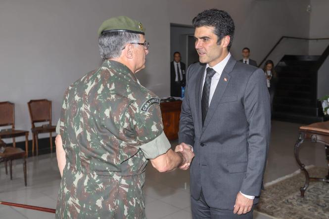 Em visita aos Estados brasileiros, o comandante geral do Exército, general Edson Leal Pujol, esteve, na tarde desta segunda-feira (08), em Belém, no Palácio do Governo, para um encontro com o governador do Estado, Helder Barbalho. Pujol se solidarizou com o povo paraense, por conta do sinistro ocorrido no último sábado (06), na ponte sobre o rio Moju, nordeste paraense, e colocou o Exército brasileiro à disposição do Governo do Estado, caso seja necessário.

FOTO: MARCO SANTOS / AGÊNCIA PARÁ
DATA: 08.04.2019
BELÉM - PA <div class='credito_fotos'>Foto: Marco Santos / Ag. Pará   |   <a href='/midias/2019/originais/12652bb9-67c3-4d11-b4dc-56bea85a736a.jpg' download><i class='fa-solid fa-download'></i> Download</a></div>
