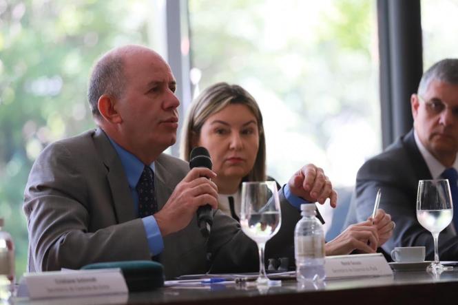 Teve início, na manhã desta quarta-feira (30), em São Paulo (SP), o evento Encontro Rede Juntos Estados, que discute os desafios enfrentados na gestão das finanças públicas com governadores, secretários e especialistas na área fiscal. O Governo do Pará já está representado pelo secretários da Fazenda, René Sousa, e do Planejamento, Hana Ghassan, que neste momento debatem questões de arrecadação ao lado de especialistas, como o economista Paulo Tafner, da Universidade de São PAULO (USP), e o secretário do Tesouro Nacional do governo federal, Mansueto Almeida.  

NA FOTO: 0s secretários da Fazenda, René Sousa, e do Planejamento, Hana Ghassan.

FOTO: Alexandre de Paulo / Divulgação
DATA: 30.01.2019
SÃO PAULO- SP

 <div class='credito_fotos'>Foto: Alexandre de Paulo / Divulgação   |   <a href='/midias/2019/originais/126c85ec-1dff-4c86-a704-e31a704a2d4a.jpg' download><i class='fa-solid fa-download'></i> Download</a></div>