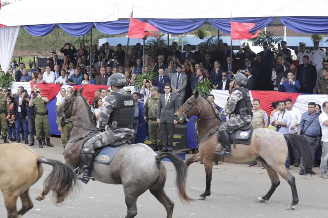 O patrono das Polícias Militares do Brasil, o alferes Joaquim José da Silva Xavier, o Tiradentes, foi homenageado na manhã desta segunda-feira (22), em Belém, em solenidade realizada na sede do Comando-Geral da Polícia Militar, localizado na Rodovia Augusto Montenegro. Presidindo a cerimônia, o governador do Estado, Helder Zaluth Barbalho, parabenizou os 569 policiais militares promovidos em 21 de Abril, e ressaltou os números alcançados nos três primeiros meses do ano, destacando como fator decisivo o esforço dos policiais militares e dos demais órgãos que integram o Sistema de Segurança Pública do Estado.

FOTO: MARCO SANTOS / AGÊNCIA PARÁ
DATA: 22.04.2019
BELÉM - PARÁ <div class='credito_fotos'>Foto: Marco Santos / Ag. Pará   |   <a href='/midias/2019/originais/127bb989-ec79-45e5-8501-080c8432ef70.jpg' download><i class='fa-solid fa-download'></i> Download</a></div>