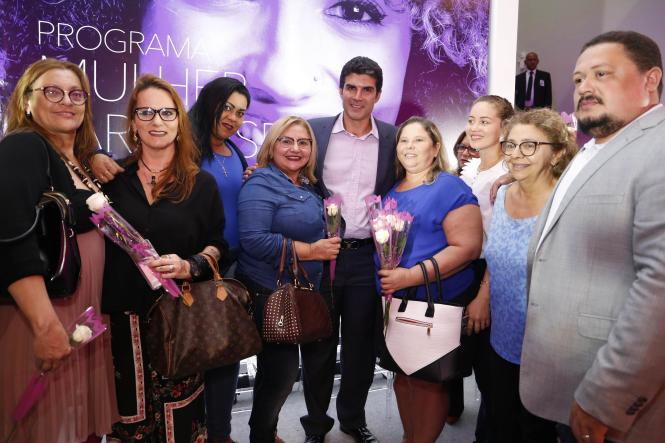 As mulheres paraenses contarão, durante todo o mês de março, com uma vasta programação promovida pelo Governo do Estado, voltada especificamente para elas. O programa “Mulher Paraense”, que reúne 85 iniciativas de órgãos estaduais em todas as regiões do Pará, pretende oferecer mais de sete mil atendimentos nas diferentes áreas de interesse do público feminino, como saúde, educação, oferta de crédito, empreendedorismo e garantia de direitos. O conjunto de ações integradas foi apresentado pelo governador do Estado, Helder Barbalho, no Palácio do Governo, na noite de sexta-feira (8), quando se comemorou o Dia Internacional da Mulher.

FOTO: MARCELO SEABRA / AGÊNCIA PARÁ
DATA: 09.03.2019
BELÉM - PARÁ <div class='credito_fotos'>Foto: Marcelo Seabra / Ag. Pará   |   <a href='/midias/2019/originais/127ebdc7-69f4-4ff5-a281-3446dc93541c.jpg' download><i class='fa-solid fa-download'></i> Download</a></div>