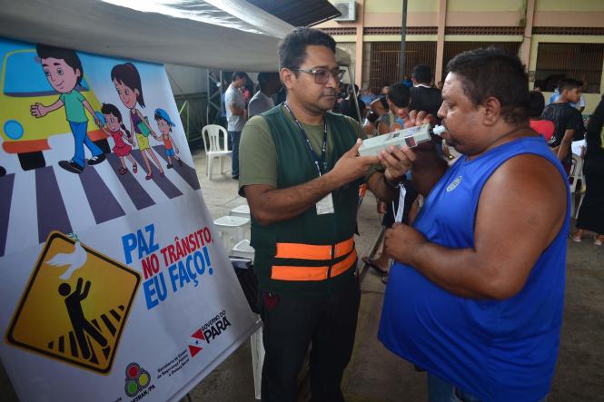 Após sete anos sem documento de identidade, Alice Valente, de 22 anos, aproveitou a ação de cidadania, prevenção e segurança realizada pela Secretaria de Estado de Segurança Pública e Defesa Social (Segup) por meio da Diretoria de Prevenção Social da Violência e Criminalidade (Diprev), para tirar o novo documento. Sem o RG ela conta que teve muitas dificuldades. “Eu não consegui abrir conta em banco, alguns atendimentos eu não conseguia, pois não aceitavam minha carteira de trabalho e agora vai melhorar muito. Eu já vinha tentando tirar meu RG até em outros bairros mais longe e não tive sucesso, até porque com a gestação fiquei sem tempo”, afirmou Alice que também recebeu atendimento pediátrico para a filha. A ação (foto) visa garantir serviços para a população e o diálogo junto aos órgãos de Segurança. O encontro oportuniza, ainda, o debate dos problemas que rondam as comunidades, assim como traçar medidas de prevenção, a fim de reduzir a criminalidade.

FOTO: ELIELSON MODESTO / ASCOM SEGUP
DATA: 05.01.2019
 <div class='credito_fotos'>Foto: Elielson Modesto / Ascom Segup   |   <a href='/midias/2019/originais/12875f21-9be8-4b13-9d8f-6c9752a30e86.jpg' download><i class='fa-solid fa-download'></i> Download</a></div>