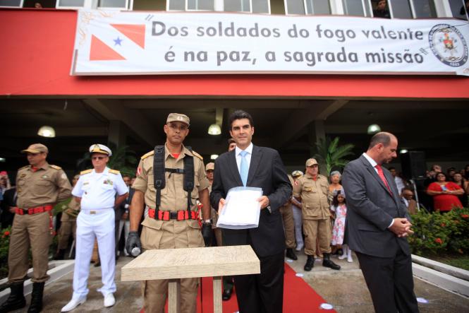 O governador Helder Barbalho empossou, na tarde desta sexta-feira (11), em Belém, o novo comandante-geral do Corpo de Bombeiros do Pará, Coronel QOBM Hayman Apolo Gomes de Souza, que também assumiu a coordenação da Defesa Civil Estadual. Até então, o Coronel Hayman – que tem 49 anos de idade e 26 anos de serviços prestados ao Corpo de Bombeiros – exercia a função de diretor de serviços técnicos da corporação.  

FOTO: THIAGO GOMES/ AG. PARÁ
DATA: 12.01.2019
BELÉM - PARÁ <div class='credito_fotos'>Foto: Thiago Gomes /Ag. Pará   |   <a href='/midias/2019/originais/1296bf2d-f3cc-49ae-9338-72f99b0e9a92.jpg' download><i class='fa-solid fa-download'></i> Download</a></div>