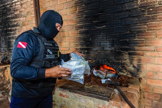 A Polícia Civil do Pará incinerou, na manhã desta segunda-feira (11), cerca de uma tonelada de drogas, dentre elas maconha, cocaína e derivados. A incineração foi realizada em uma indústria de cerâmica, localizada em Marituba, região metropolitana de Belém, após autorização judicial. Segundo o delegado Augusto Potiguar, diretor da Divisão Estadual de Narcóticos (Danarc), a maior parte das drogas foi apreendida no início deste ano e outra parte no primeiro semestre do ano passado, como resultado de operações policiais de combate ao tráfico de drogas. A incineração contou com as presenças de representantes do Ministério Público do Estado e Vigilância Sanitária.

FOTO: ASCOM / POLÍCIA CIVIL
DATA: 11.03.2019
BELÉM - PA <div class='credito_fotos'>Foto: Ascom / Polícia Civil   |   <a href='/midias/2019/originais/12d1f0ae-6c74-41ae-8664-9abd370ba021.jpg' download><i class='fa-solid fa-download'></i> Download</a></div>