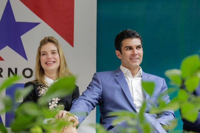 Até a próxima sexta-feira (23), o Governo do Estado está, oficialmente, sediado em Santarém, no oeste paraense. É o programa “Governo Por Todo o Pará”, iniciativa desta gestão, que inaugura a sua primeira edição, deslocando grande parte de sua estrutura e equipes para o município santareno. A programação, cujo objetivo é aproximar o Estado das diferentes regiões e municípios, foi aberta pelo governador Helder Barbalho, no final da manhã desta quarta-feira (20), em cerimônia realizada no auditório do campus Tapajós da Universidade Federal do Oeste do Pará (Ufopa). Participaram da solenidade a primeira-dama do Estado, Daniela Barbalho; o vice-governador, Lúcio Vale, e a esposa, Andréa Vale; deputados estaduais; gestores de órgãos e secretários de Estado; servidores do município de Santarém e representantes de cidades vizinhas, além da população.

FOTO: MARCO SANTOS / AGÊNCIA PARÁ
DATA: 20.03.2019
SANTARÉM - PA
 <div class='credito_fotos'>Foto: Marco Santos / Ag. Pará   |   <a href='/midias/2019/originais/134678b0-bffe-400c-8d72-0b9a433d0671.jpg' download><i class='fa-solid fa-download'></i> Download</a></div>