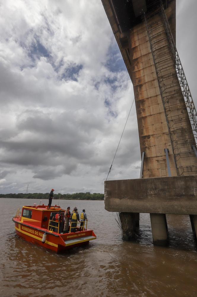 Acompanhado por secretários de Estado, deputados e técnicos da Secretaria de Estado de Trasportes (Detran), do Conselho Regional de Engenharia (Crea-PA) e do Corpo de Bombeiros, o governador Helder Barbalho vistoriou, na manhã deste sábado (26), a ponte Rio Moju, localizada no quilômetro 48 da Alça Viária. A estrutura, que é a segunda no sentido de quem vai de Moju para Belém, apresenta problemas de corrosão e de desgaste em pilares e estacas, além de uma dilatação um pouco maior do que o habitual entre dois blocos de concreto que compõem as pistas de rolamento. A situação tem preocupado moradores da área e usuários da ponte.

FOTO: MARCO SANTOS / AGÊNCIA PARÁ
BELÉM - PARÁ
DATA; 26.01.2019 <div class='credito_fotos'>Foto: Marco Santos / Ag. Pará   |   <a href='/midias/2019/originais/135bdb1b-6fae-4ce1-8686-fcc5a5e548d4.jpg' download><i class='fa-solid fa-download'></i> Download</a></div>