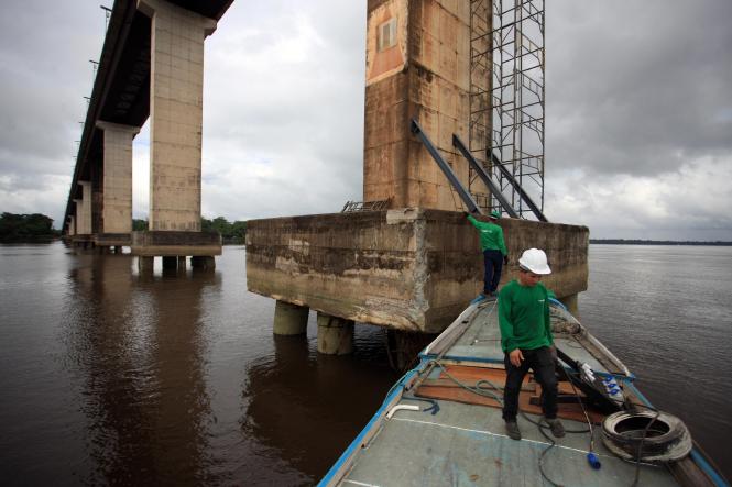 A Secretaria de Estado de Transportes (Setran) iniciou, nesta quarta-feira (6), a manutenção preventiva da ponte Rio Guamá, situada na Alça Viária (PA-483). A estrutura é a última do complexo de quatro de pontes no sentido Moju-Belém, capital do estado do Pará.

FOTO: MAYCON NUNES / AG. PARÁ
DATA: 06.02.2019
MOJU - PARÁ <div class='credito_fotos'>Foto: Maycon Nunes / Ag. Pará   |   <a href='/midias/2019/originais/136431e6-03cd-490f-8d8c-f293ae4c97d2.jpg' download><i class='fa-solid fa-download'></i> Download</a></div>