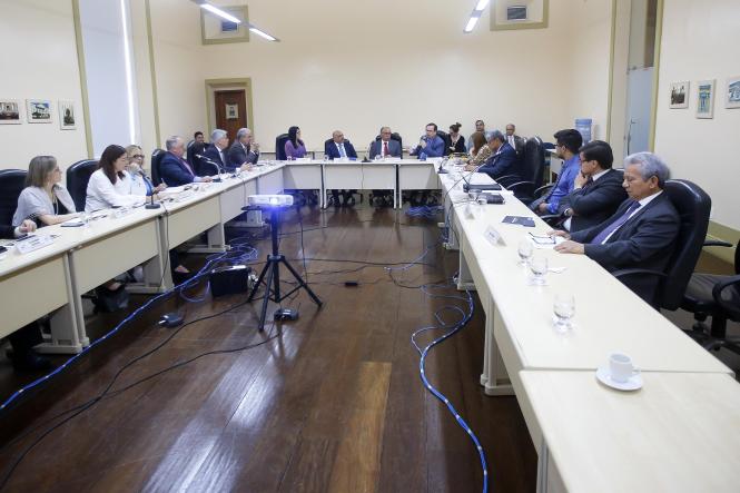 Membros do Conselho Nacional de Justiça (CNJ) apresentaram ao Tribunal de Justiça do Pará e a órgãos ligados ao Sistema Penitenciário o Programa Justiça Presente, idealizado em parceria com o Programa das Nações Unidas para o Desenvolvimento (Pnud) para o enfrentamento da crise no sistema penal. 

FOTO: RICARDO LIMA / ASCOM TJE - PA
DATA: 22.03.2019
BELÉM - PARÁ <div class='credito_fotos'>Foto: Ricardo Lima / Ascom TJE   |   <a href='/midias/2019/originais/1387c692-4e32-4d4b-b5bc-372a5fda7493.jpg' download><i class='fa-solid fa-download'></i> Download</a></div>