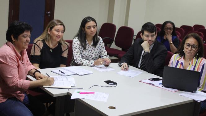 Durante videoconferência realizada na manhã desta quinta-feira, 28 de março, a secretária de Estado de Planejamento, Hana Ghassan, reuniu com representantes do Banco Nacional de Desenvolvimento Econômico e Social (BNDES) para avaliar a situação das obras já existentes no Estado que detenham recursos do banco, e ainda a possibilidade de realocação de recursos excedentes para novos projetos que possam contribuir com o desenvolvimento do Estado e com a melhoria da qualidade de vida dos paraenses.

FOTO: ASCOM / SEPLAN
DATA: 28.03.2019
BELÉM - PARÁ <div class='credito_fotos'>Foto: Ascom Seplan   |   <a href='/midias/2019/originais/13ae8107-9d29-426a-b002-c7f90bc00b3a.jpg' download><i class='fa-solid fa-download'></i> Download</a></div>