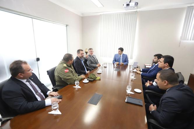 A portaria do Ministério de Estado da Justiça e Segurança Pública determinando a vinda da Força Nacional ao Párá já está pronta e com publicação prevista no Diário Oficial da União para o próximo dia 23. Nesta data 200 agentes e 40 viaturas da Força Nacional serão deslocados ao Pará, com previsão de chegada em 25 de março. A confirmação ao governador do Pará, Hélder Barbalho, foi feita nesta quinta-feira, 7, pelo general Guilherme Theophilo, secretário nacional de segurança pública, que veio ao Pará apresentar também ao governador as diretrizes do Programa Nacional de Enfrentamento à Criminalidade Violenta.

FOTO: MARCO SANTOS / AGÊNCIA PARÁ
DATA: 07.03.2019
BELÉM - PA <div class='credito_fotos'>Foto: Marco Santos / Ag. Pará   |   <a href='/midias/2019/originais/13f2fdc7-2ebd-4351-bc2f-1e4ebea44279.jpg' download><i class='fa-solid fa-download'></i> Download</a></div>