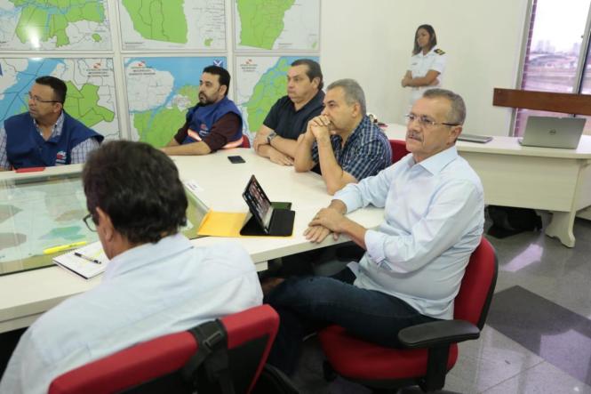 O Governo do Estado segue trabalhando para buscar maneiras de solucionar a questão do fluxo de cargas e passageiros, na capital e nos municípios atingidos pela queda de parte da ponte do Rio Moju. Neste domingo (14), representantes de vários órgãos envolvidos na ações emergenciais estiveram reunidos na sala de situação do Corpo de Bombeiros, em Belém, para conhecer alguns projetos apresentados como possíveis soluções ao problema de tráfego de veículos.

FOTO: RICARDO AMANAJÁS - AGÊNCIA PARÁ
DATA: 14.04.2019
BELÉM - PARÁ <div class='credito_fotos'>Foto: Ricardo Amanajás / Ag. Pará   |   <a href='/midias/2019/originais/1468f0ff-7e9d-407c-8423-df9ffa3f6a9d.jpg' download><i class='fa-solid fa-download'></i> Download</a></div>