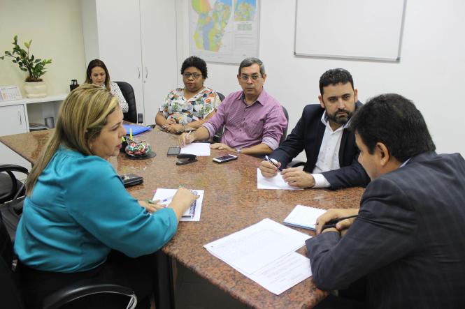A Companhia de Saneamento do Pará (Cosanpa) e a Agência de Regulação e Controle dos Serviços Públicos do Pará (Arcon) discutiram ações para melhorar os serviços prestados pela companhia aos paraenses. A reunião foi realizada nesta quinta-feira, na sede da companhia, em São Brás. “A agência é muito importante porque ela regula e estabelece as metas que a empresa tem que seguir. Então, essa união de forças entre Arcon e Cosanpa dá mais transparência na prestação do serviço e traz benefícios pra toda a população”, explicou Márcio Coelho, presidente da Cosanpa.

FOTO: ASCOM / COSANPA
DATA: 28.02.2019
BELÉM - PA <div class='credito_fotos'>Foto: ASCOM / COSANPA   |   <a href='/midias/2019/originais/146c3377-4256-45e2-bfc2-29d6609077f2.jpg' download><i class='fa-solid fa-download'></i> Download</a></div>