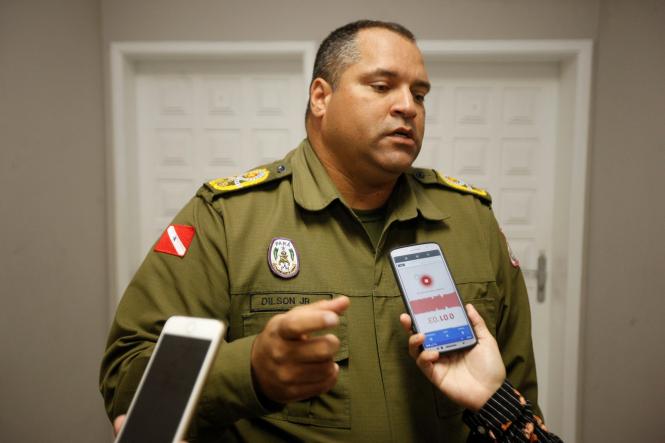 O comandante da Polícia Militar do Pará (PM-PA), coronel Dilson Júnior, entregou ao governador do Estado, Helder Barbalho, na tarde desta quinta-feira, 07, no Palácio do Governo, 15 propostas de lei para modernizar a gestão da PM e garantir benefícios aos servidores da corporação, como é o caso da licença maternidade de 180 dias para as policiais femininas.

FOTO: MARCELO SEABRA / AGÊNCIA PARÁ
DATA: 07.03.2019
BELÉM - PA <div class='credito_fotos'>Foto: Marcelo Seabra / Ag. Pará   |   <a href='/midias/2019/originais/14c18d01-92a1-485d-85b3-0be885153fcb.jpg' download><i class='fa-solid fa-download'></i> Download</a></div>