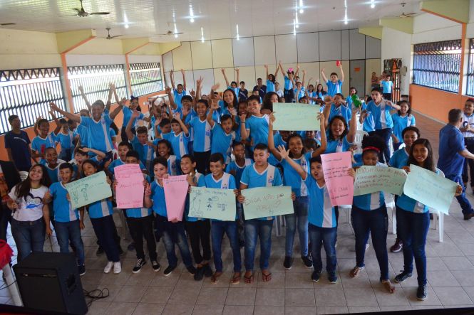 Os alunos da Escola Estadual de Ensino Fundamental Frei Daniel, no bairro do Guamá, em Belém, participaram, na manhã desta sexta-feira (24), de palestra e dinâmicas de grupo com o tema “Combate ao abuso e exploração sexual de crianças e adolescentes”. A ação promovida pela Secretaria de Estado de Segurança Pública e Defesa Social do Pará (Segup), por meio da Diretoria de Prevenção e Combate a Criminalidade e Prevenção Social (Diprev), conta com a parceria do Projeto Adote um Sorriso.

FOTO: ASCOM / SEGUP
DATA: 24.05.2019
BELÉM - PARÁ <div class='credito_fotos'>Foto: ASCOM / SEGUP   |   <a href='/midias/2019/originais/14c40373-556e-446b-89a1-908757401538.jpg' download><i class='fa-solid fa-download'></i> Download</a></div>