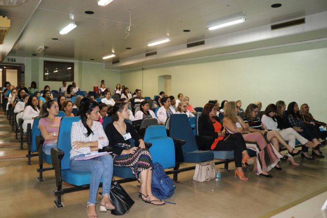 Um Seminário realizado na Fundação Santa Casa do Pará com as equipes da ParáPaz e também do hospital discutiu, na quarta-feira (15), sobre o trabalho integrado entre as instutições para o atendimento às vítimas de violência sexual.

FOTO: ASCOM / SANTA CASA
DATA: 16.05.2019
BELÉM - PARÁ <div class='credito_fotos'>Foto: Ascom Santa Casa   |   <a href='/midias/2019/originais/14daa87e-ef35-4e80-970e-89226146389a.jpg' download><i class='fa-solid fa-download'></i> Download</a></div>