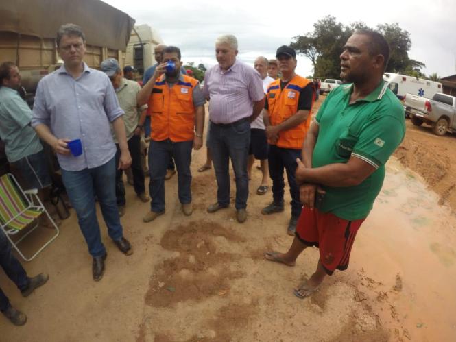 Uma comitiva do Governo do Pará vistoriou e percorreu, na quarta-feira (6), os pontos críticos da BR-163, entre Morais de Almeida e Novo Progresso, principalmente no trecho conhecido como Serra da Anita, onde vistoriaram as obras emergenciais realizadas no local. O objetivo é conseguir a liberação, o quanto antes, dos trechos congestionados após as fortes chuvas que ocorreram no local esta semana e deixaram a pista escorregadia e sem trafegabilidade.


FOTO: NAYAN GOMES / DIVULGAÇÃO
DATA: 07.03.2019
BELÉM - PARÁ <div class='credito_fotos'>Foto: Nayan Gomes / Divulgação   |   <a href='/midias/2019/originais/14dafd8b-fc38-4765-9129-598cb92f96fb.jpg' download><i class='fa-solid fa-download'></i> Download</a></div>