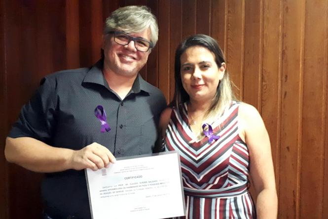 A Fundação Centro e Hemoterapia e Hematologia do Pará (Hemopa) realizou, nesta quinta-feira (17), uma palestra alusiva ao “Janeiro Roxo – Todos Contra a Hanseníase”. A doença é descrita como inaptidão definitiva para a doação de sangue, segundo a Portaria de Consolidação nº 5, do Ministério da Saúde. Na foto, o presidente da Sociedade Brasileira de Hansenologia (SBH) e ministrante da palestra, doutor Cláudio Guedes Salgado e a servidora Erika Vanessa Oliveira Jorge.

FOTO: ASCOM HEMOPA
DATA: 17.01.2019
BELÉM - PARÁ <div class='credito_fotos'>Foto: Ascom Hemopa   |   <a href='/midias/2019/originais/14e3dab1-54ce-40a2-8874-54a72bff5a75.jpg' download><i class='fa-solid fa-download'></i> Download</a></div>