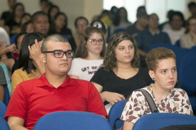 Os novos alunos do Centro de Ciências Biológicas e da Saúde (CCBS) da Universidade do Estado do Pará (Uepa) participaram da aula magna, realizada no auditório da Unidade de Ensino, Assistência, Fisioterapia e Terapia Ocupacional (Ueafto), em Belém, nesta quarta-feira (6). A programação foi promovida pelos veteranos dos centros acadêmicos dos cursos de Biomedicina, Educação Física, Enfermagem, Fisioterapia, Medicina e Terapia Ocupacional.


FOTO: Marcello Sarmento / Ascom Uepa
DATA: 06.02.2019
BELÉM - PARÁ <div class='credito_fotos'>Foto: MARCELLO SARMENTO / ASCOM UEPA   |   <a href='/midias/2019/originais/150592b3-9e44-4581-aa33-b19ffc36b91b.jpg' download><i class='fa-solid fa-download'></i> Download</a></div>