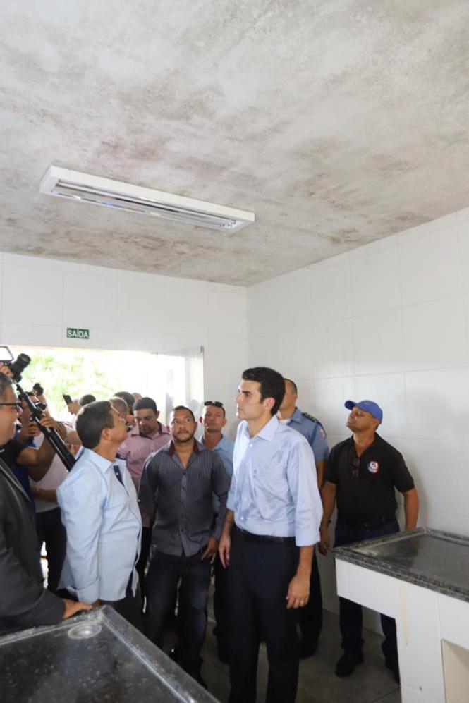 Na manhã desta quarta-feira (9), o governador do Estado, Helder Barbalho, esteve em Abaetetuba, nordeste paraense, onde realizou visita técnica às instalações do Hospital Municipal Santa Rosa. Helder vistoriou as obras que, segundo a prefeitura municipal, não foram concluídas pelo governo anterior.

FOTO: MARCO SANTOS / AG. PARÁ
DATA: 09.01.2019
ABAETETUBA - PARÁ <div class='credito_fotos'>Foto: Marco Santos / Ag. Pará   |   <a href='/midias/2019/originais/15470f77-96e6-4c65-99bb-000ce765d788.jpg' download><i class='fa-solid fa-download'></i> Download</a></div>