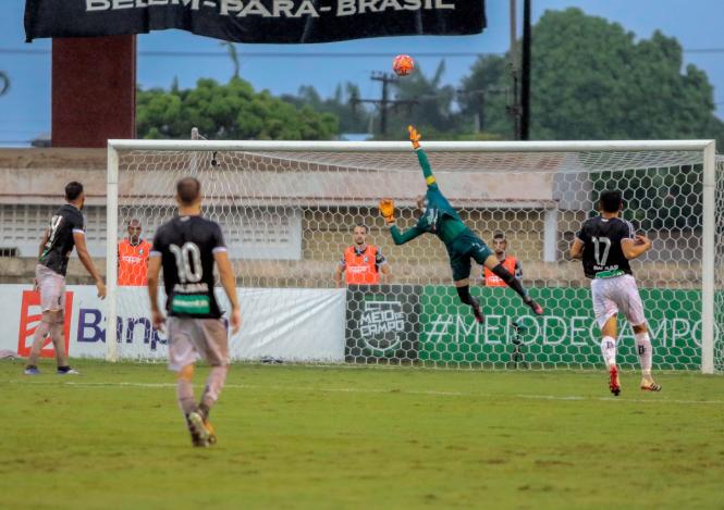 Mais de 10 mil pessoas fizeram a festa no primeiro jogo da final do Campeonato Paraense de 2019, o “Banparazão”. Mesmo com a chuva, a partida entre as equipes do Independente e do Clube do Remo foi um belo espetáculo para todos que compareceram ao Estádio Olímpico do Pará, o Mangueirão, neste domingo (14). O Galo Elétrico levou a melhor com o placar de 1 a 0.

FOTO: RICARDO AMANAJÁS / AGÊNCIA PARÁ
DATA: 15.04.2019
BELÉM - PARÁ <div class='credito_fotos'>Foto: Ricardo Amanajás / Ag. Pará   |   <a href='/midias/2019/originais/157402a9-1c93-4231-88fe-a0e37b62af9f.jpg' download><i class='fa-solid fa-download'></i> Download</a></div>