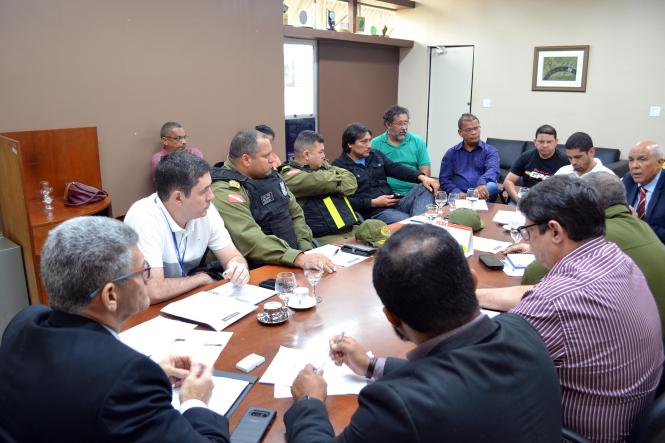 Duas reinvindicações solicitadas pela categoria dos caminhoneiros foram atendidas e apresentadas durante reunião realizada nesta segunda-feira (11), na sede do Departamento de Trânsito do Estado (Detran/PA), em Belém. Participaram representantes do Governo do Estado e membros do Sindicato dos Caminhoneiros Autônomos e da Associação dos Distribuidores de Água.

FOTO: ASCOM DETRAN
DATA: 11.02.2019
BELÉM - PARÁ <div class='credito_fotos'>Foto: ASCOM DETRAN   |   <a href='/midias/2019/originais/1591ccad-4784-446e-a6f1-a12c63e7a3d3.jpg' download><i class='fa-solid fa-download'></i> Download</a></div>