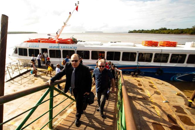 Na manhã desta quarta-feira (23), após reunião na sede do Fórum de Salvaterra, no Arquipélago do Marajó, a Agência de Regulação e Controle de Serviços Públicos (Arcon), o Ministério Público e as empresas Henvil; Arapari Navegação e Banav assinaram um Termo de Ajustamento de Conduta (TAC), que consiste na readequação do porto Camará, porta de entrada e saída da região do Marajó. 

FOTO: MAYCON NUNES/AG. PARÁ
DATA: 23.01.2019
SALVATERRA - PARÁ <div class='credito_fotos'>Foto: Maycon Nunes / Ag. Pará   |   <a href='/midias/2019/originais/15a076a5-83b2-4909-bb1e-2a42a98075da.jpg' download><i class='fa-solid fa-download'></i> Download</a></div>