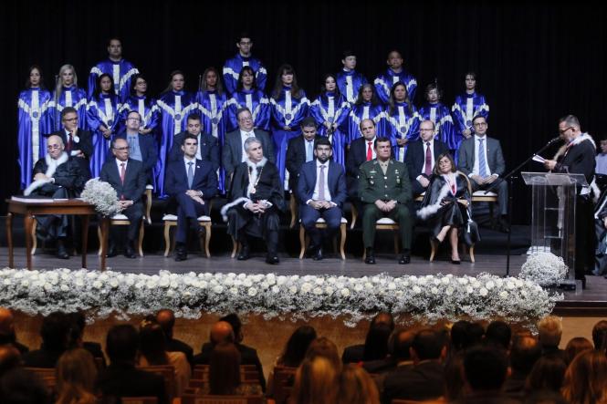 Parceria e apoio ao fortalecimento das mais diversas instituições em prol do desenvolvimento do Governo do Estado. Esta foi a tônica das mensagens ditas pelo governador Helder Barbalho na noite da quarta-feira (11), ao participar da cerimônia de posse do Procurador Geral de Justiça do Ministério Público do Estado do Pará (MP-PA), Gilberto Martins, no teatro Maria Sylvia Nunes.

FOTO: MARCELO SEABRA / AGÊNCIA PARÁ
DATA: 11.04.2019
BELÉM - PARÁ <div class='credito_fotos'>Foto: Marcelo Seabra / Ag. Pará   |   <a href='/midias/2019/originais/15b27ca4-244c-4cba-a062-0d5d6cd114d5.jpg' download><i class='fa-solid fa-download'></i> Download</a></div>