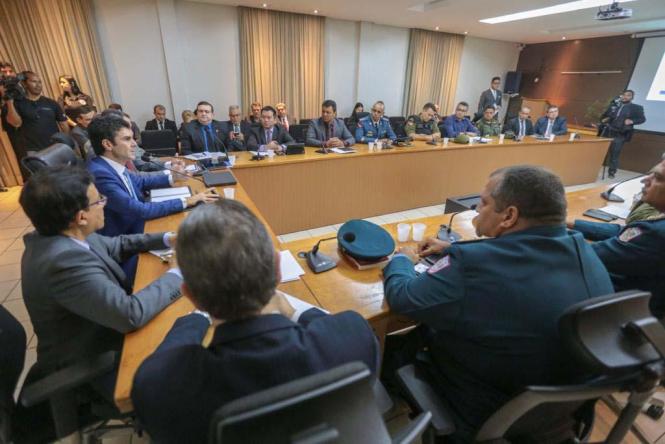 O novo governador do Estado do Pará, Helder Barbalho, esteve reunido (foto) na manhã da última segunda-feira (31), com os futuros gestores da área da segurança pública, pasta que terá prioridade em sua gestão, para traçar ações imediatas que começarão a ser realizadas durante os primeiros dias de seu mandato. A reunião ocorreu no plenário da Secretaria de Estado de Segurança Pública e Defesa Social (Segup), em Belém. O processo do pedido de apoio da Força Nacional, uma das principais demandas citadas durante a campanha eleitoral, também foi debatida durante o encontro. Além disso, foram estabelecidas as primeiras ações concretas de segurança que poderão ser observadas ao longo dos primeiros dias de janeiro, com a realização de blitz, abordagens policiais, cumprimento de mandados de prisão e outras ações em áreas que apresentam os maiores índices de violência nos últimos meses, com base nas estatísticas e manchas criminais. O fortalecimento e a valorização dos agentes de segurança pública também foram pautas da reunião.

FOTO: MARCO SANTOS
DATA: 31.12.2018
BELÉM - PARÁ <div class='credito_fotos'>Foto: MARCO SANTOS   |   <a href='/midias/2019/originais/15da5b63-f2e3-4145-8c20-3dab508efe11.jpg' download><i class='fa-solid fa-download'></i> Download</a></div>