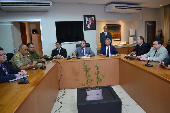 Um acordo de cooperação técnica para o compartilhamento de tecnologias e informações entre a Polícia Federal e a Secretaria de Estado de Segurança Pública e Defesa Social (Segup) foi assinado na tarde desta segunda-feira (13), na sede da Segup.

FOTO: ELIELSON MODESTO / ASCOM SEGUP
DATA: 14.05.2019
BELÉM - PARÁ <div class='credito_fotos'>Foto: Elielson Modesto / Ascom Segup   |   <a href='/midias/2019/originais/1604876e-0e6d-4178-9599-5942b88cf57f.jpg' download><i class='fa-solid fa-download'></i> Download</a></div>