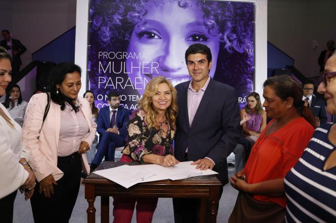 As mulheres paraenses contarão, durante todo o mês de março, com uma vasta programação promovida pelo Governo do Estado, voltada especificamente para elas. O programa “Mulher Paraense”, que reúne 85 iniciativas de órgãos estaduais em todas as regiões do Pará, pretende oferecer mais de sete mil atendimentos nas diferentes áreas de interesse do público feminino, como saúde, educação, oferta de crédito, empreendedorismo e garantia de direitos. O conjunto de ações integradas foi apresentado pelo governador do Estado, Helder Barbalho, no Palácio do Governo, na noite de sexta-feira (8), quando se comemorou o Dia Internacional da Mulher.

FOTO: MARCELO SEABRA / AGÊNCIA PARÁ
DATA: 09.03.2019
BELÉM - PARÁ <div class='credito_fotos'>Foto: Marcelo Seabra / Ag. Pará   |   <a href='/midias/2019/originais/161319db-cafe-49c1-919b-b2ded349acec.jpg' download><i class='fa-solid fa-download'></i> Download</a></div>