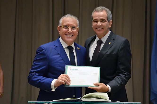 Pela segunda vez na história do Conselho Nacional de Secretários de Saúde (Conass), um titular da Secretaria de Estado de Saúde do Pará (Sespa), toma posse como presidente da Entidade. O primeiro secretário de estado a assumir a Entidade foi Luiz Eduardo Carneiro, que esteve no cargo no período de 1984-1985. Nesta terça-feira (23), em Brasília, o médico Alberto Beltrame, atual titular da Sespa, foi empossado como presidente do Conass para a gestão 2019-2020. Para Beltrame, este momento destaca o estado do Pará no cenário nacional. “A presidência do Conass é de grande estratégia para o Pará. Coloca o governo do estado e sua Secretaria de Saúde o centro do cenário nacional do setor saúde. Nos dá um protagonismo no debate, na definição e na implantação de políticas públicas para todo o Brasil” afirmou.

FOTO: ASCOM / CONASS
DATA: 25.04.2019
BRASÍLIA - DF <div class='credito_fotos'>Foto: ASCOM / CONASS   |   <a href='/midias/2019/originais/164eae35-0be5-4045-a458-4fbbbaeede4d.jpg' download><i class='fa-solid fa-download'></i> Download</a></div>