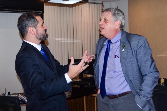 Combater crimes ambientais em Unidades de Conservação da Amazônia no Pará. Esta é a finalidade da assinatura do termo de cooperação firmado entre a Secretaria de Estado de Segurança Pública e Defesa Social do Pará (Segup) junto ao Instituto Chico Mendes de Conservação da Biodiversidade (ICMBio) e Instituto Brasileiro do Meio Ambiente e dos Recursos Naturais Renováveis (Ibama). A assinatura do termo ocorreu nesta terça-feira (12). Segundo levantamentos do ICMBio, cerca de 94% dos desmatamentos nas Unidades de Conservação da Amazônia estão no Pará, no biênio 2017/2018.

FOTO: ASCOM / SEGUP
DATA: 12.03.2019
BELÉM - PA <div class='credito_fotos'>Foto: ASCOM / SEGUP   |   <a href='/midias/2019/originais/166c9506-9447-4600-b630-b5390cff1c96.jpg' download><i class='fa-solid fa-download'></i> Download</a></div>