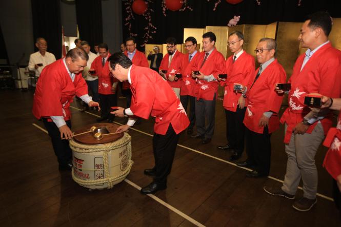 A comunidade nipo-brasileira do Pará comemorou a entrada de 2019 no auditório da Associação Pan-Amazônia Nipo-Brasileira, no domingo (6), em Belém. O evento deu início às homenagens aos 90 anos da imigração japonesa na Amazônia e contou com a presença do Governo do Estado. O chefe de gabinete, Luiziel Guedes, esteve representando o governador Helder Barbalho.

FOTO: CARLOS SODRÉ / AG. PARÁ
DATA: 06.01.2019
BELÉM - PARÁ <div class='credito_fotos'>Foto: CARLOS SODRÉ / AG. PARÁ    |   <a href='/midias/2019/originais/16933a54-b778-42d0-9e36-ddf5febeb0bb.jpg' download><i class='fa-solid fa-download'></i> Download</a></div>