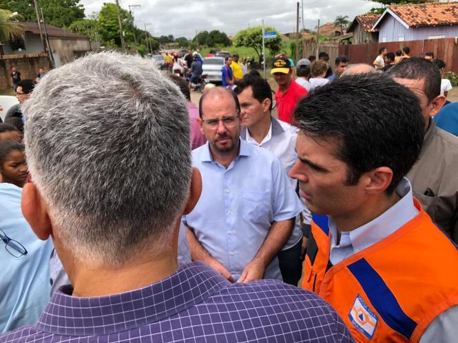 O governador do Estado, Helder Barbalho, e o vice-governador, Lúcio Vale, estão neste momento em Paragominas, no sudeste paraense, onde fazem um sobrevoo para verificar, in loco, a situação do município, que foi atingido por uma chuva que durou cerca de seis horas na madrugada de sábado (23). Vários pontos da cidade ficaram submersos.

FOTO: NATÁLIA MELLO
DATA: 24.03.2019
PARAGOMINAS - PARÁ <div class='credito_fotos'>Foto: NATÁLIA MELLO / SECOM   |   <a href='/midias/2019/originais/1695a5d8-b408-463d-8993-d9b5e0614bc9.jpg' download><i class='fa-solid fa-download'></i> Download</a></div>