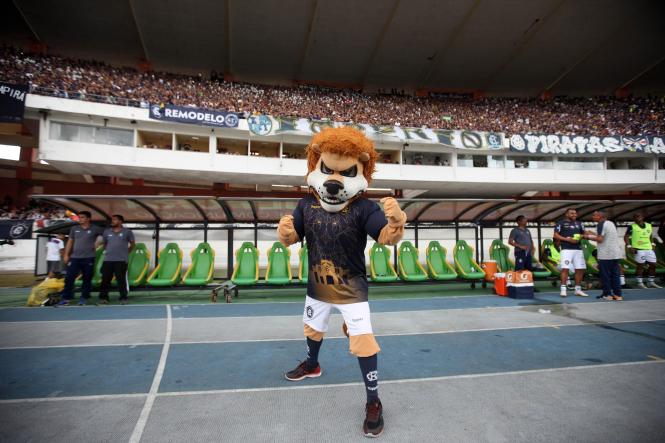Tranquilidade e muita comemoração marcaram a reabertura do Estádio Estadual Jornalista Edgar Augusto Proença - Mangueirão na tarde deste domingo (3). A vitória do Remo contra o Tapajós, por 1x0, em jogo referente à primeira rodada do Parazão, foi acompanhada de perto por 19,2 mil torcedores, e dentre eles, muitas crianças acompanhadas pelos pais e familiares. 

FOTO: THIAGO GOMES/AG. PARÁ
DATA: 03.02.2019 
BELÉM - PARÁ <div class='credito_fotos'>Foto: Thiago Gomes /Ag. Pará   |   <a href='/midias/2019/originais/16a83cc9-cd8b-4fc8-a773-0e52149fc522.jpg' download><i class='fa-solid fa-download'></i> Download</a></div>