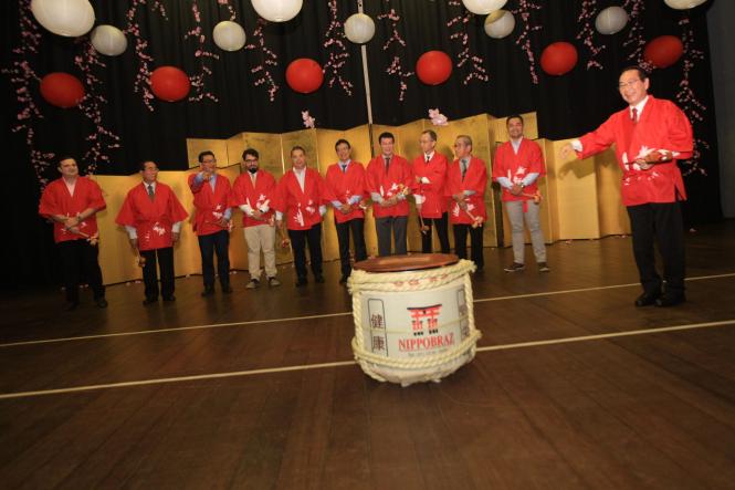 A comunidade nipo-brasileira do Pará comemorou a entrada de 2019 no auditório da Associação Pan-Amazônia Nipo-Brasileira, no domingo (6), em Belém. O evento deu início às homenagens aos 90 anos da imigração japonesa na Amazônia e contou com a presença do Governo do Estado. O chefe de gabinete, Luiziel Guedes, esteve representando o governador Helder Barbalho.

FOTO: CARLOS SODRÉ / AG. PARÁ
DATA: 06.01.2019
BELÉM - PARÁ <div class='credito_fotos'>Foto: CARLOS SODRÉ / AG. PARÁ    |   <a href='/midias/2019/originais/16c22ee4-f201-4f59-9509-a18a3db6f0dd.jpg' download><i class='fa-solid fa-download'></i> Download</a></div>