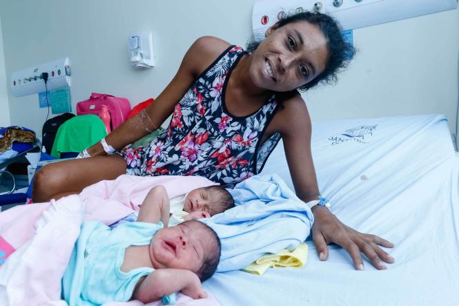 Os atendimentos na triagem da Santa Casa, a maior maternidade do Estado, durante as festas de carnaval foram bastante expressivos. Nos últimos cinco dias foram 627 atendimentos, com mais de uma centena de internações. Deste total, 131 mulheres tiveram seus bebes na maternidade.  Silmeire Abreu Rodrigues, 30 anos, veio de São Miguel do Guamá, nordeste do estado, e teve suas gêmeas na Santa Casa. Ela não esconde a felicidade pelo nascimento em pleno carnaval de suas filhas Isadora e Isabelle Pereira. Para a mãe das gêmeas, o atendimento da equipe da Santa Casa foi rápido e o acompanhamento dos profissionais do hospital, nos dá muita segurança. “Eu e minhas filhas passamos bem, agora é só esperar a alta para voltarmos pra casa”.
Na foto Silmeira Rodrigues

FOTO: FERNANDO ARAÚJO / AGÊNCIA PARÁ
DATA: 06.03.2019
BELÉM - PA <div class='credito_fotos'>Foto: Fernando Araújo / Arquivo Ag. Pará   |   <a href='/midias/2019/originais/16e9746f-91b6-43dc-89c2-4f86bff8b4f8.jpg' download><i class='fa-solid fa-download'></i> Download</a></div>