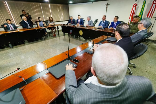 O governador Helder Barbalho e o procurador-geral de Justiça do Pará, Gilberto Martins, assinaram, no final da manhã desta segunda-feira (18), na sede do Ministério Público do Estado (MPE), um convênio que formaliza a reconvocação de 50 policiais militares da reserva para as atividades de proteção do patrimônio e segurança do MPE, enquanto os 50 policiais militares da ativa que exerciam essas funções serão devolvidos à atividade-fim da Polícia Militar, que é o policiamento ostensivo. Acordo semelhante também já havia sido firmado em fevereiro, com o Tribunal de Justiça do Estado (TJE).

FOTO: MARCELO SEABRA / AGÊNCIA PARÁ
DATA: 18.03.2019
BELÉM - PA <div class='credito_fotos'>Foto: Marcelo Seabra / Ag. Pará   |   <a href='/midias/2019/originais/16eac8bf-8bc9-4833-bbe9-e99d2137485c.jpg' download><i class='fa-solid fa-download'></i> Download</a></div>