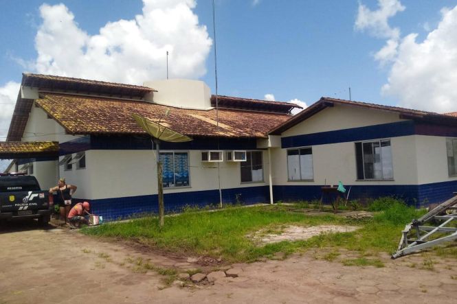 A Delegacia do município de Cachoeira do Arari, no Arquipélago do Marajó, está renovada. Inaugurado em abril de 2013, o prédio da unidade policial já estava precisando de reformas estruturais. Nesta terça-feira (14), foram feitos vários serviços e pintura completa da Delegacia.

FOTO: ASCOM / POLICIA CIVIL
DATA: 15.05.2019
BELÉM - PARÁ <div class='credito_fotos'>Foto: Ascom / Policia Civil   |   <a href='/midias/2019/originais/1733ec26-d8e2-41a4-aa79-5c0dec1d2d06.jpg' download><i class='fa-solid fa-download'></i> Download</a></div>