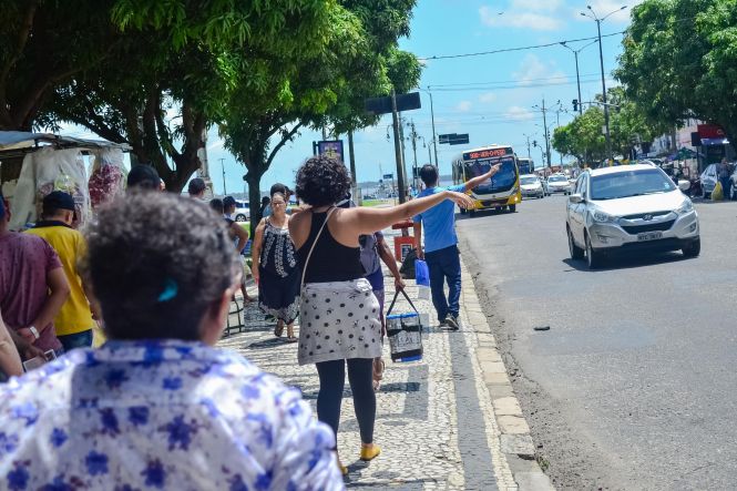 O número de registros de roubos a coletivos diminuiu em todo o Pará. Na capital, usuários do transporte público aprovam as medidas que vem sendo adotas e que refletem as reduções. No ponto de ônibus próximo a um dos cartões postais de Belém, a Praça do Relógio, é grande o fluxo de pessoas que utilizam o transporte público para se deslocarem para o trabalho, escola e demais atividades. Nas esquinas, viaturas policiais garantem a segurança e inibem não só o roubo a coletivos, mas diversos outros crimes.

FOTO: ELIELSON MODESTO / AGÊNCIA PARÁ
DATA: 14.05.2019
BELÉM - PARÁ
 <div class='credito_fotos'>Foto: Elielson Modesto / Ascom Segup   |   <a href='/midias/2019/originais/174a1166-0404-44b1-b616-3976f6e7412f.jpg' download><i class='fa-solid fa-download'></i> Download</a></div>