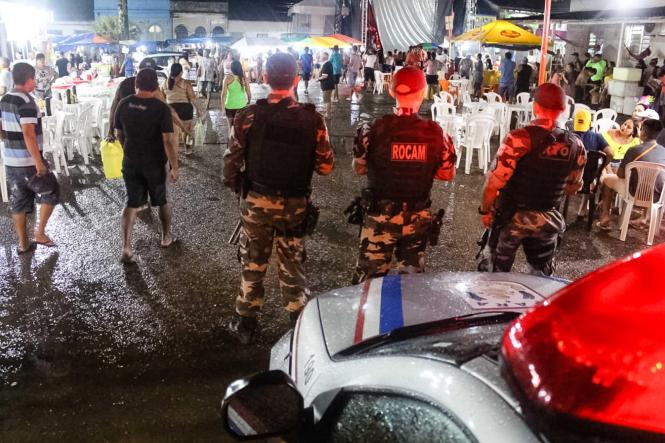 Reconhecido como um dos mais divertidos do Pará, o carnaval de Curuçá, no nordeste do Estado, atraiu, diariamente, cerca de 30 mil pessoas este ano, contando com reforço de efetivo de diversos órgãos da área de Segurança Pública e Defesa Social. Em conjunto com o Corpo de Bombeiros Militar, Departamento de Trânsito do Estado do Pará (Detran) e Guarda Municipal de Curuçá, a Polícia Militar intensificou as ações de policiamento na cidade, com o objetivo de preservar a segurança dos foliões que escolheram o município como ponto de diversão. 

FOTO: ASCOM / PM
DATA: 06.03.2019
CURUÇÁ - PA <div class='credito_fotos'>Foto: ASCOM / PMPA   |   <a href='/midias/2019/originais/177090bf-7187-4a3c-b7d9-668e9305a8c3.jpg' download><i class='fa-solid fa-download'></i> Download</a></div>