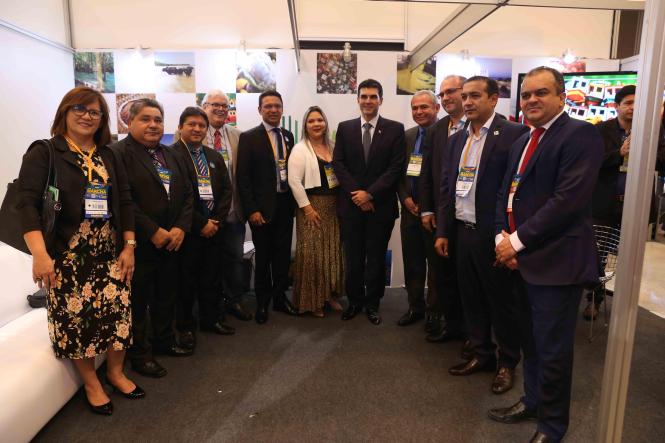 O governador Helder Barbalho participou nesta quarta-feira (10), em Brasília (DF), da programação da XXII Marcha a Brasília em Defesa dos Municípios, que reúne gestores de todo o País durante esta semana. Helder Barbalho também visitou o estande da Federação das Associações de Municípios do Estado do Pará (Famep).

FOTO: JAILSON SAM / DIVULGAÇÃO
DATA: 10.04.2019
BRASÍLIA - DF <div class='credito_fotos'>Foto: Jailson Sam / Divulgação   |   <a href='/midias/2019/originais/17761907-8d69-4c41-9414-b65b43afc554.jpg' download><i class='fa-solid fa-download'></i> Download</a></div>